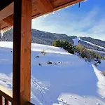 Cálido estudio con preciosas vistas a la montaña